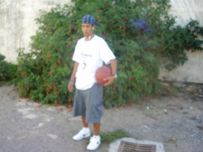 c yassine avec ball de basckete...
